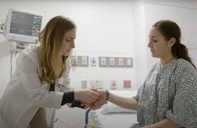 Кодирование Аквилонг в Дубовке Врач держит пациентку за руку