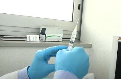 Проведение кодирования Вивитролом в Дубовке Шприц с Вивитролом в руках у врача